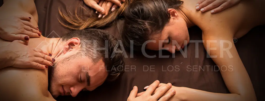 Pareja disfrutando de un masaje erótico para parejas simultáneo en Thai Center Madrid