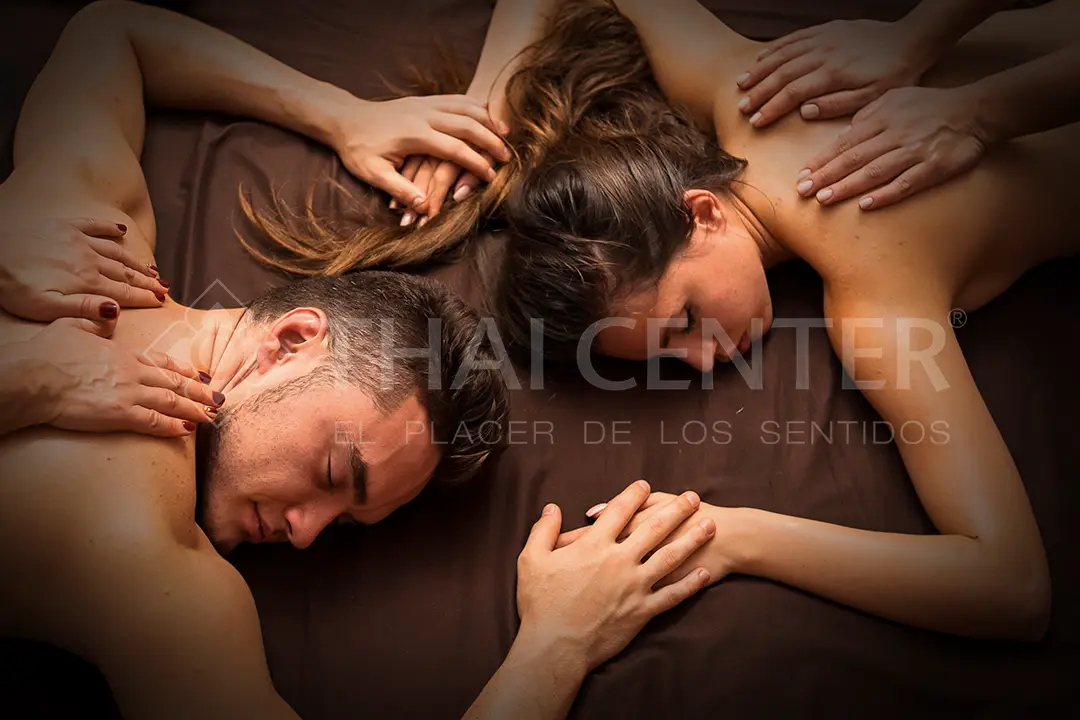 Pareja disfrutando de un masaje erótico para parejas simultáneo en Thai Center Madrid